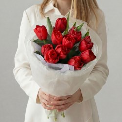 11 красных пионовидных тюльпанов